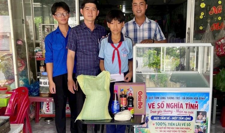 Chuyện tử tế ở Vĩnh Long: Tủ vé số nghĩa tình gây quỹ vì học sinh nghèo của thầy Khánh