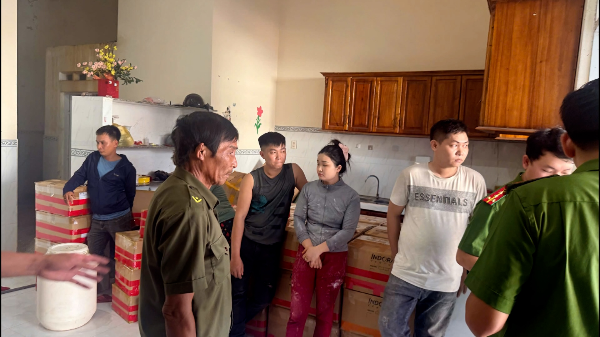 Tạm giữ gần 3,5 tấn kem dưỡng trắng không đủ điều kiện lưu hành