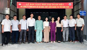 Trao 7 căn nhà Đại đoàn kết cho hộ khó khăn ở xã biên giới Phú Hữu