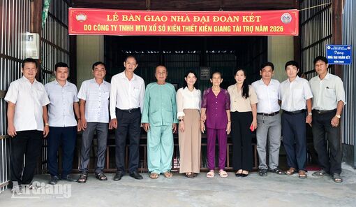 Trao 7 căn nhà Đại đoàn kết cho hộ khó khăn ở xã biên giới Phú Hữu