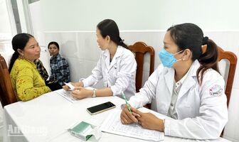 Khám tầm soát bệnh phụ khoa cho hơn 100 phụ nữ xã Ô Lâm