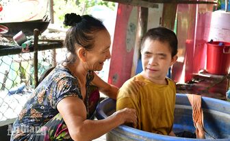 NỖI ĐAU DA CAM - Kỳ 2: Một ngày chăm bốn người con
