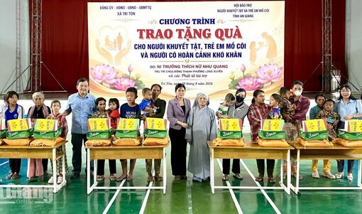 Trao 200 phần quà cho người có hoàn cảnh khó khăn ở Tri Tôn