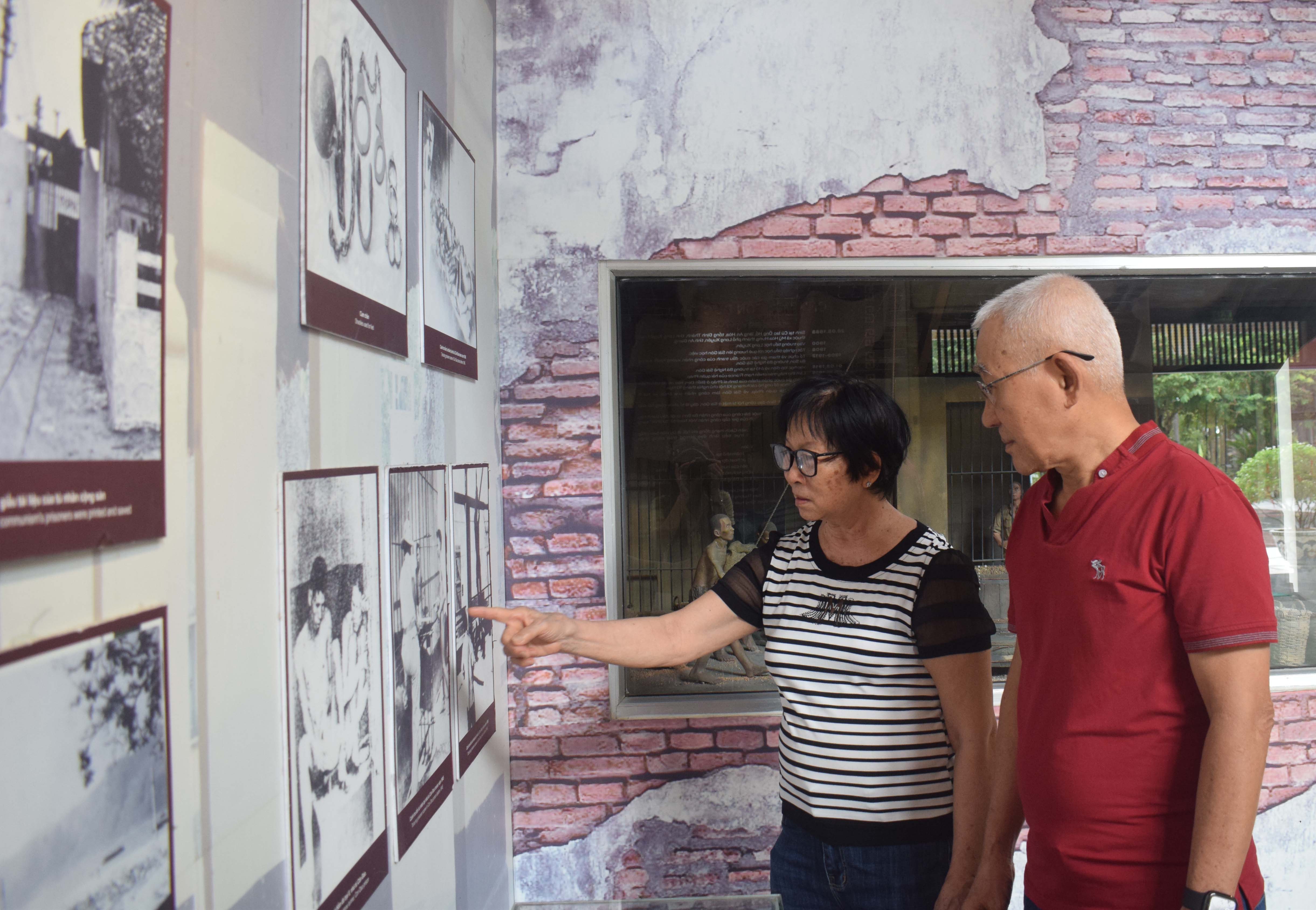 Du khách tham quan các hiện vật trưng bày trong Khu lưu niệm Chủ tịch Tôn Đức Thắng. Ảnh: THÀNH CHINH