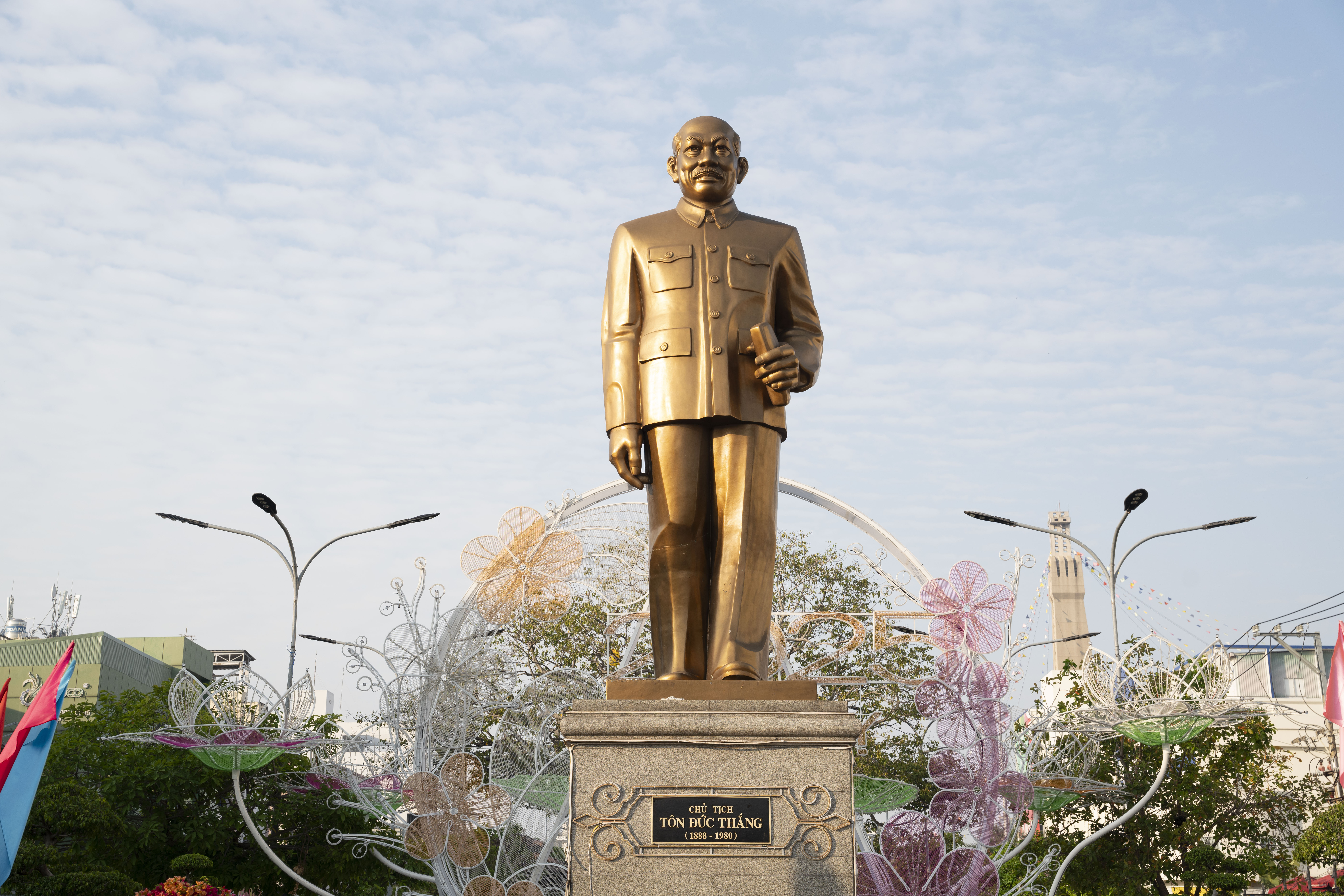 Tượng đài Chủ tịch Tôn Đức Thắng. Ảnh: LÊ TRUNG HIẾU
