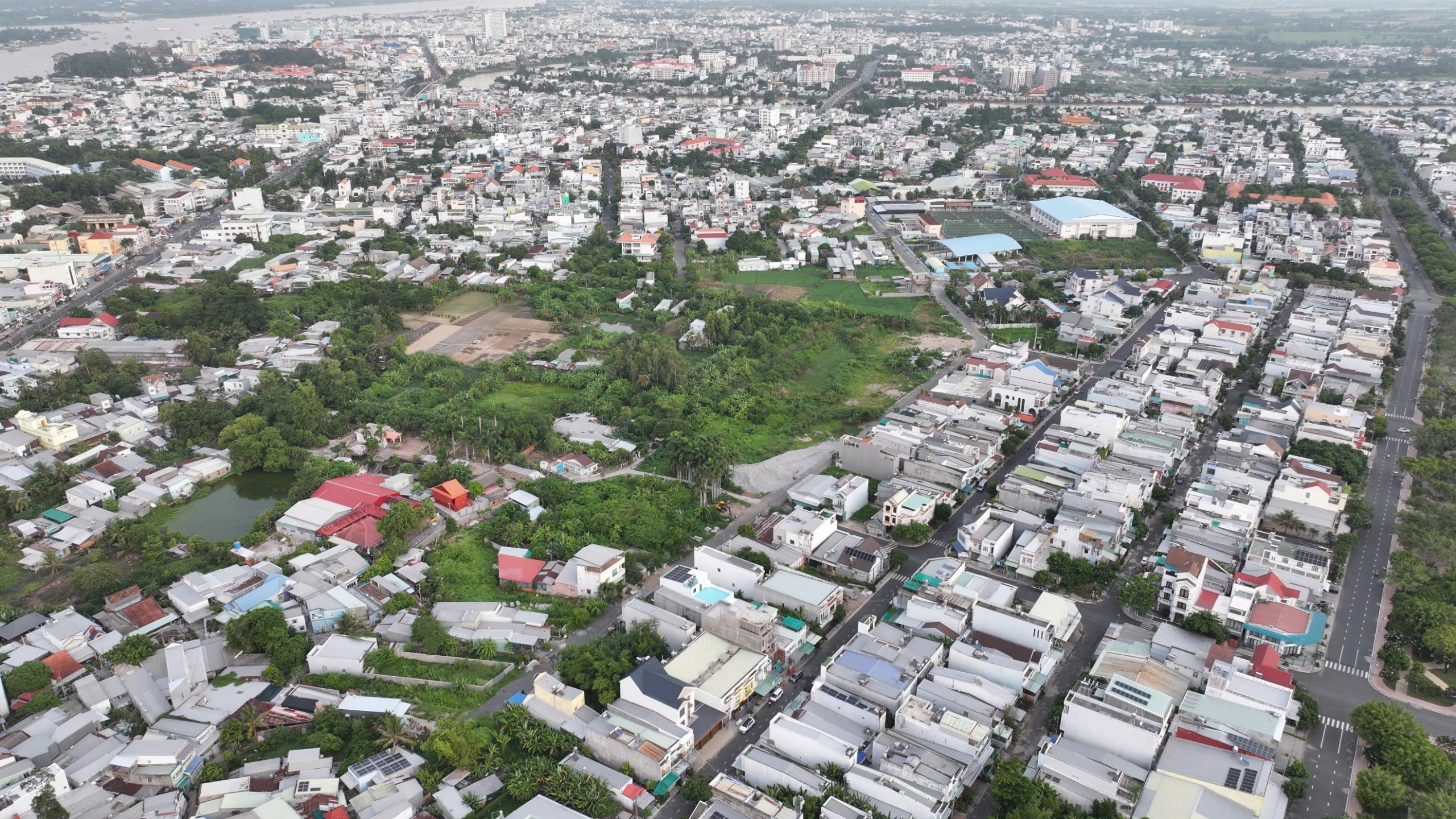 Trên quê hương Mỹ Hoà Hưng. Ảnh: THÀNH CHINH