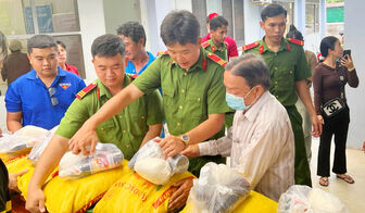 Tô Châu trao 812 suất quà cho người dân khó khăn