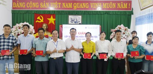 Trang bị kiến thức dân tộc cho cán bộ xã Sơn Kiên