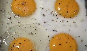 Bị mỡ máu cao ăn trứng được không?