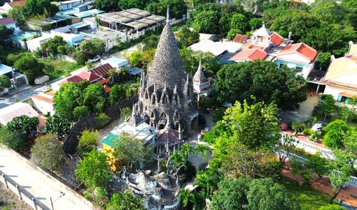 Ngắm bảo tháp cao 39m gắn hàng triệu vỏ ốc, san hô
