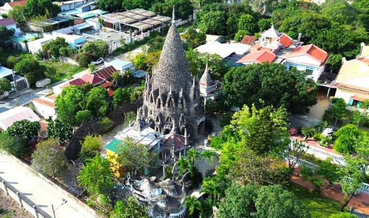 Ngắm bảo tháp cao 39m gắn hàng triệu vỏ ốc, san hô