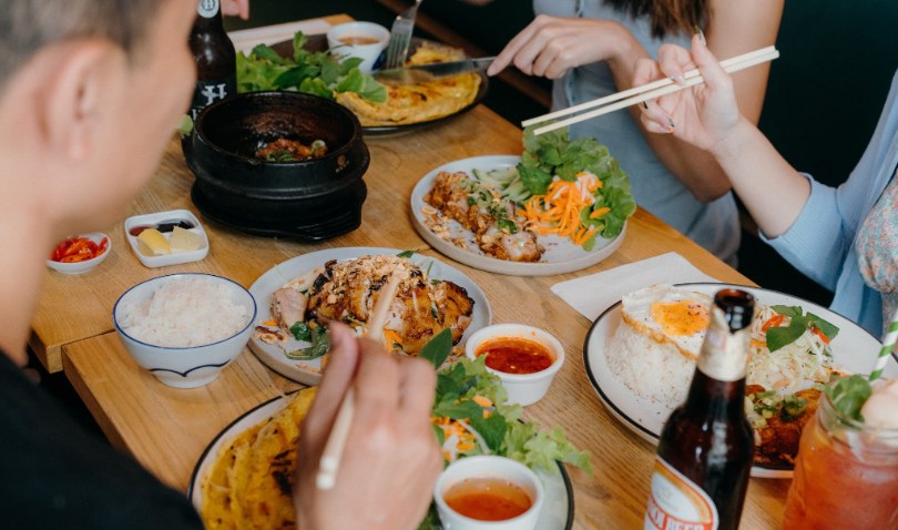 Bánh khọt, bò kho, cà ri vịt... đưa món ăn Việt Nam thành "trend" ở Úc