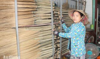 Làng nghề bó chổi cọng dừa ấp Đông An