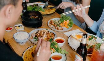 Bánh khọt, bò kho, cà ri vịt... đưa món ăn Việt Nam thành "trend" ở Úc