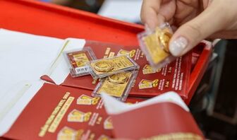 Giá vàng hôm nay 11/8: Vàng nhẫn DOJI giảm 1 triệu đồng/lượng, vàng thế giới vọt tăng