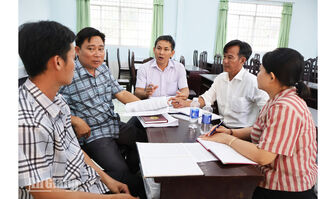 Châu Thành lấy ý kiến từng hộ dân về việc thành lập phường