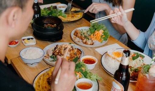 Bánh khọt, bò kho, cà ri vịt... đưa món ăn Việt Nam thành "trend" ở Úc