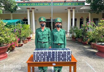 Bỏ chạy khi bị kiểm tra, đối tượng vứt 500 bao thuốc lá lậu