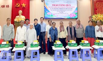 Trao 200 suất quà cho người dân xã Cô Tô