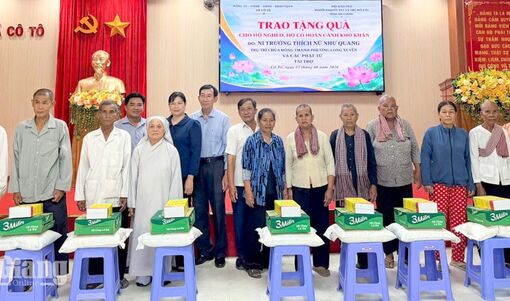 Trao 200 suất quà cho người dân xã Cô Tô