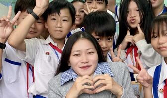 Cô giáo cao 1,23 m và những chuyến đò đến lớp
