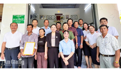 Phường Bình Đức trao nhà Đại đoàn kết cho hộ dân
