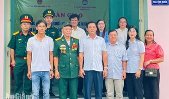 Trao nhà tình nghĩa cho con người bị nhiễm chất độc hóa học ở Hà Tiên