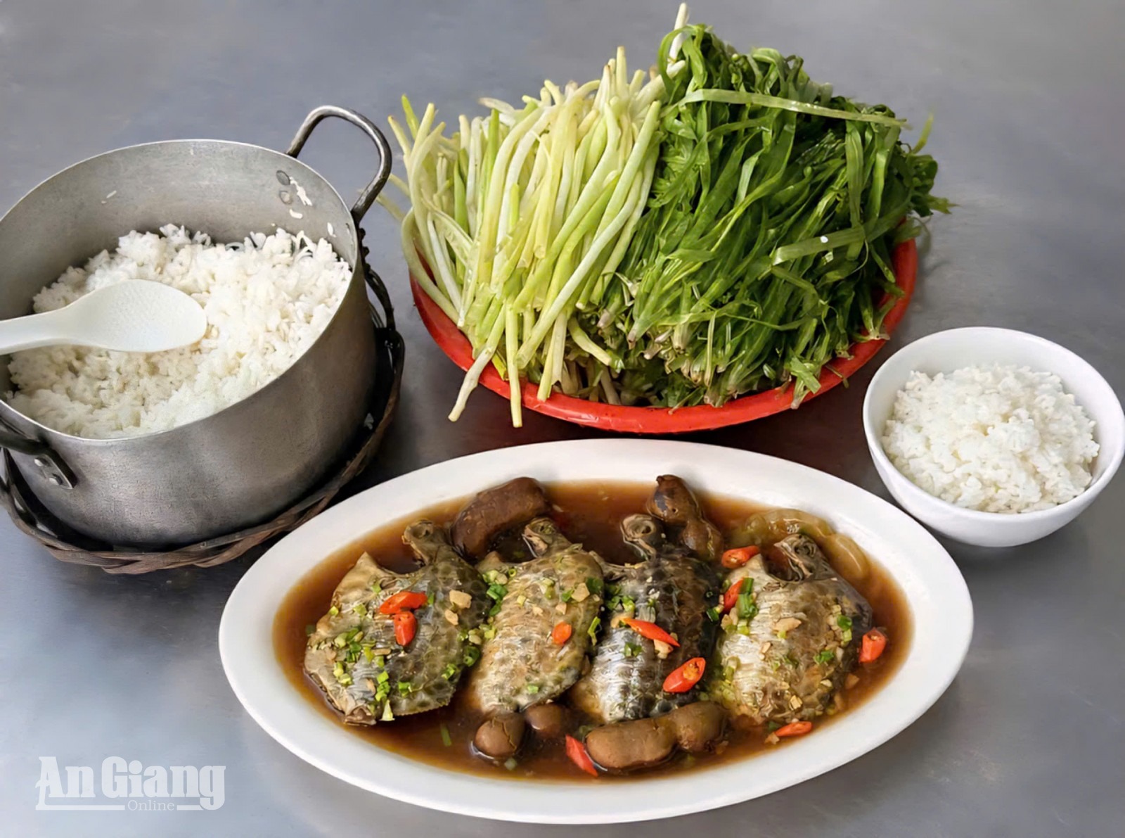 Hẹ nước, rau chốc và mùa mưa cũ