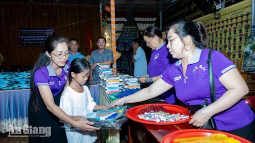 100 học sinh khó khăn ở xã Đông Thái được tặng quà trước năm học mới