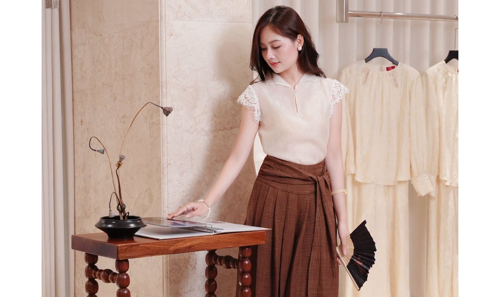 Cách mặc chân váy midi đẹp bất chấp thời tiết giao mùa