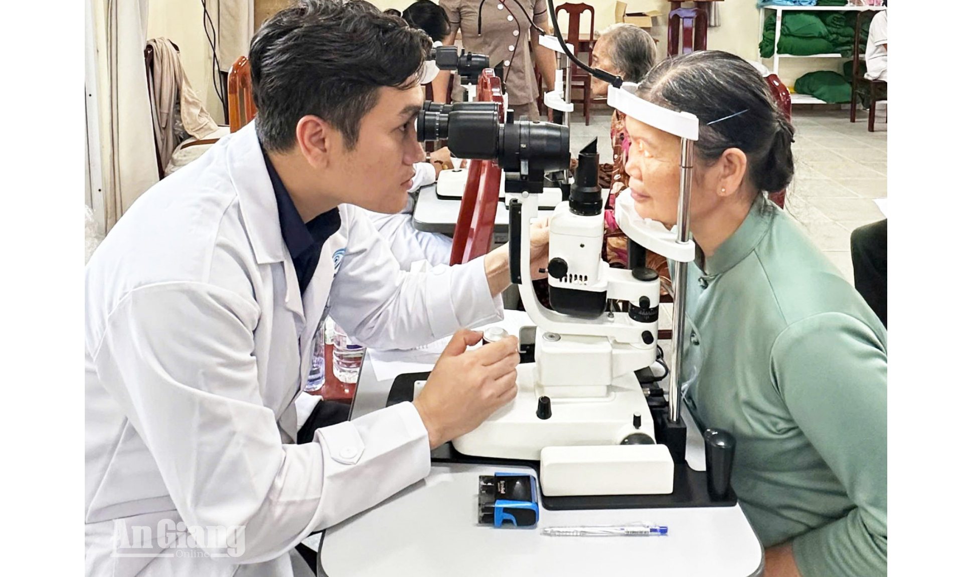 Gần 400 người cao tuổi xã Long Kiến được khám mắt miễn phí
