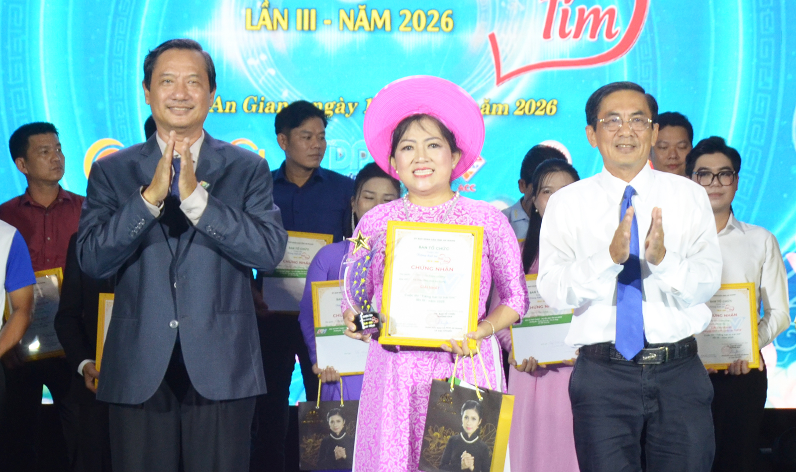 Thí sinh Trần Thị Cẩm Hồng đoạt giải nhất Cuộc thi “Tiếng hát từ trái tim” lần thứ III