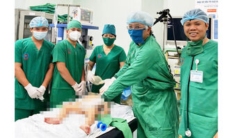 Bé 12 tháng tuổi nuốt vỉ đinh, bác sĩ nội soi gắp thành công