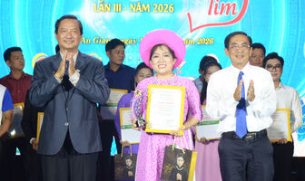 Thí sinh Trần Thị Cẩm Hồng đoạt giải nhất Cuộc thi “Tiếng hát từ trái tim” lần thứ III