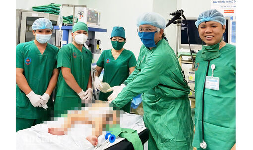 Bé 12 tháng tuổi nuốt vỉ đinh, bác sĩ nội soi gắp thành công