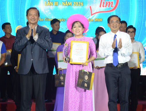 Thí sinh Trần Thị Cẩm Hồng đoạt giải nhất Cuộc thi “Tiếng hát từ trái tim” lần thứ III