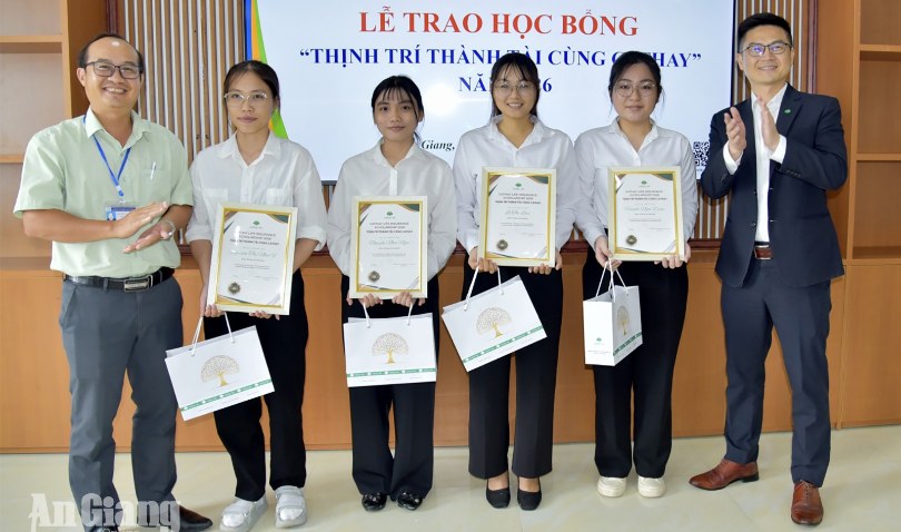 Trao 4 suất học bổng cho sinh viên Đại học Kiên Giang