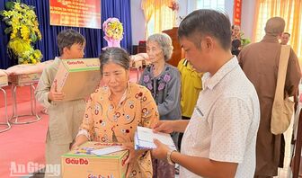 Trao 100 phần quà cho hộ khó khăn ở xã Định Mỹ