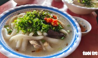 Mê tô bánh canh bột xắt vịt xiêm thủ công và hào hiệp ở Cai Lậy