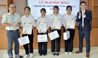 Trao 4 suất học bổng cho sinh viên Đại học Kiên Giang