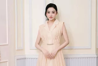 Váy sơ mi cổ đức "tái sinh" vẻ ngoài thanh lịch, chuyên nghiệp