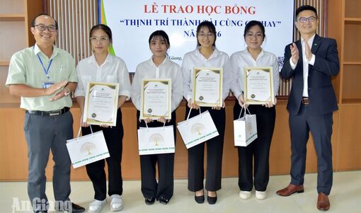 Trao 4 suất học bổng cho sinh viên Đại học Kiên Giang