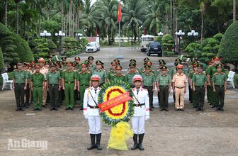 Công an tỉnh An Giang dâng hương tại Khu di tích Ban An ninh Khu IX
