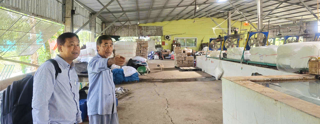 Phóng viên Minh Hiển và nông dân Sáu Đức