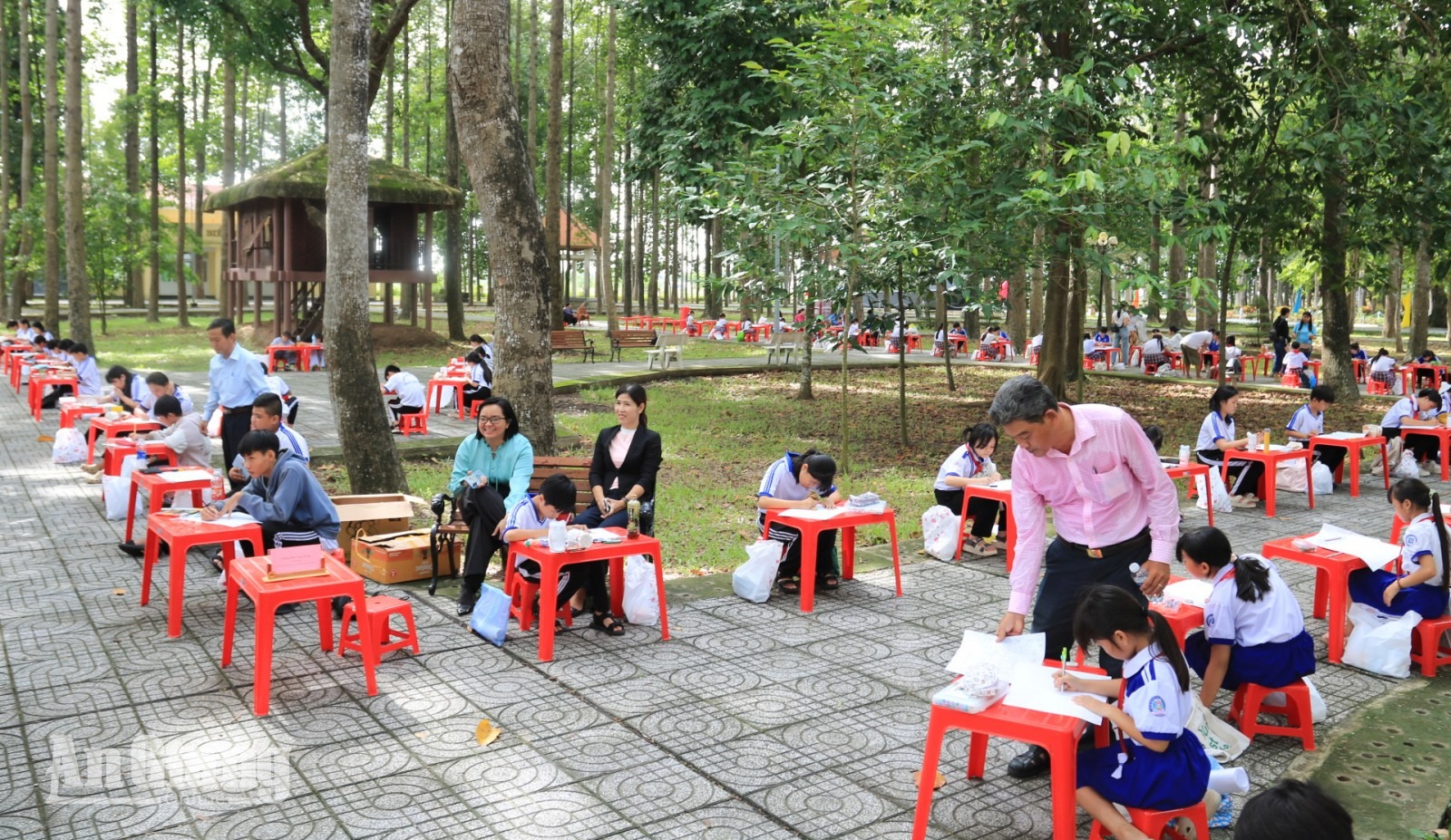 150 học sinh Mỹ Hòa Hưng vẽ tranh về Bác Tôn