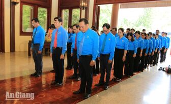 Liên đoàn Lao động tỉnh An Giang dâng hương Chủ tịch Tôn Đức Thắng