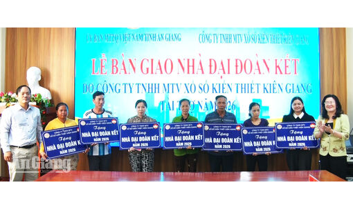 An Minh trao 7 căn nhà Đại đoàn kết cho hộ khó khăn