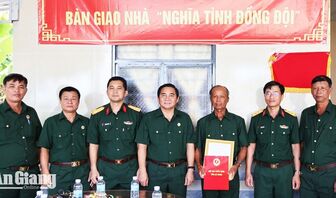 Trao nhà Nghĩa tình đồng đội trong chuỗi hoạt động Tết Quân - Dân