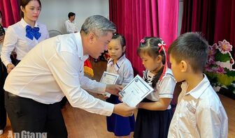 Trao 75 suất học bổng, quà học tập cho học sinh khó khăn