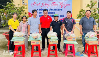 Mang yêu thương đến người dân có hoàn cảnh khó khăn ở xã Đông Hòa